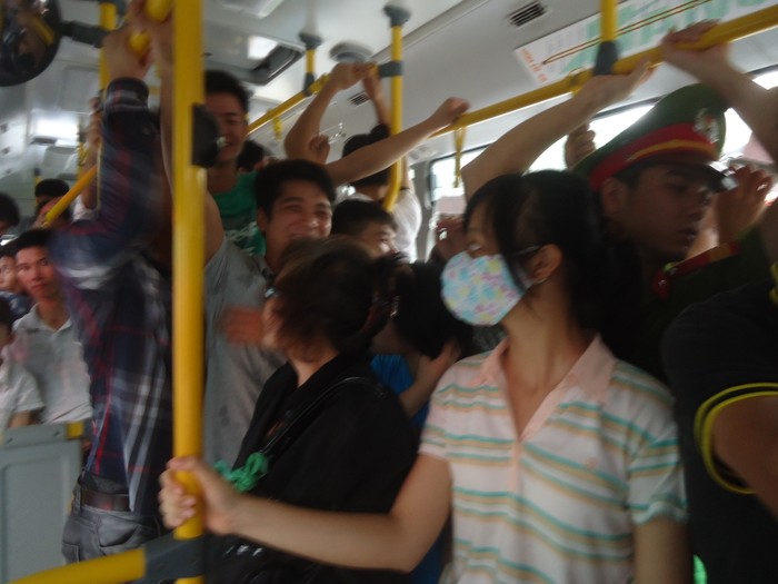 Các đối tượng móc túi thường ra tay khi xe bus đông như thế này.